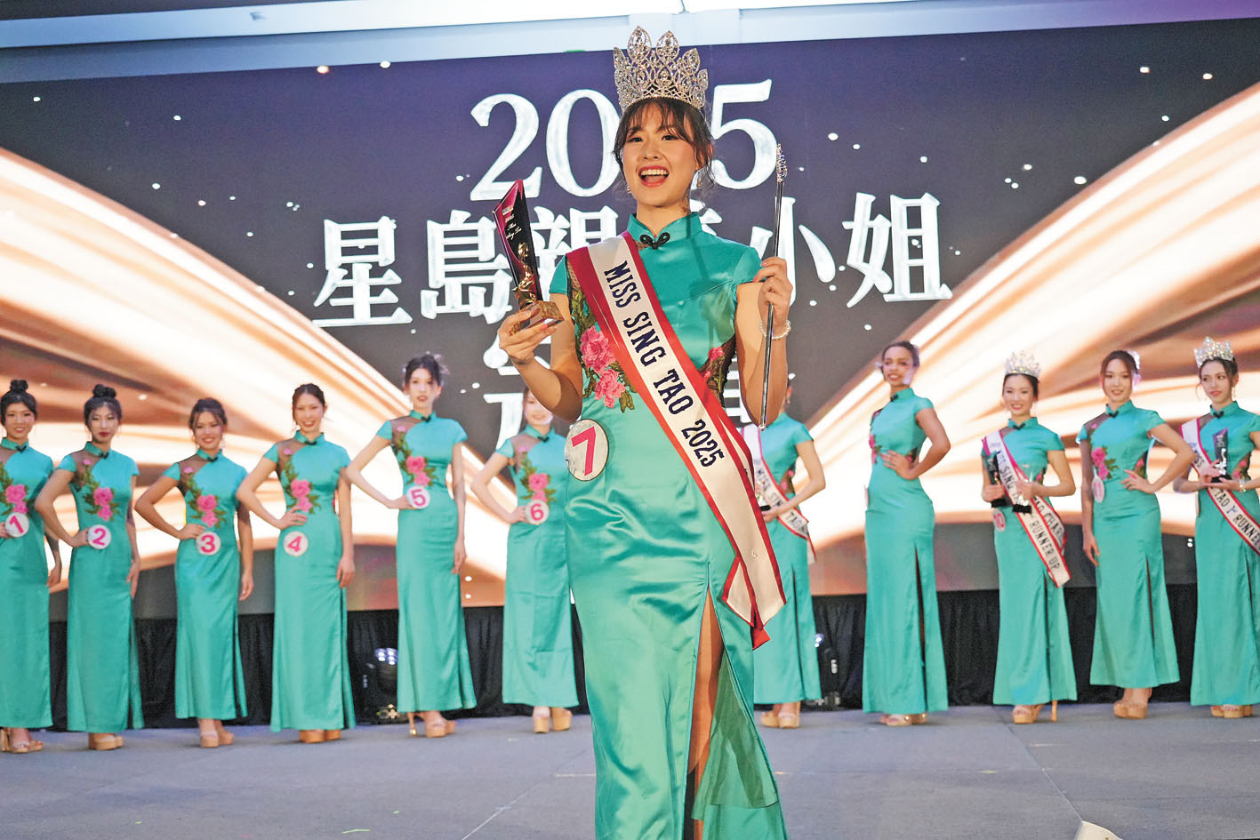 7月封面佳麗邵佳燁獲星島親善小姐冠軍、最上鏡小姐、最具人氣獎共三個獎項。記者黃偉江攝