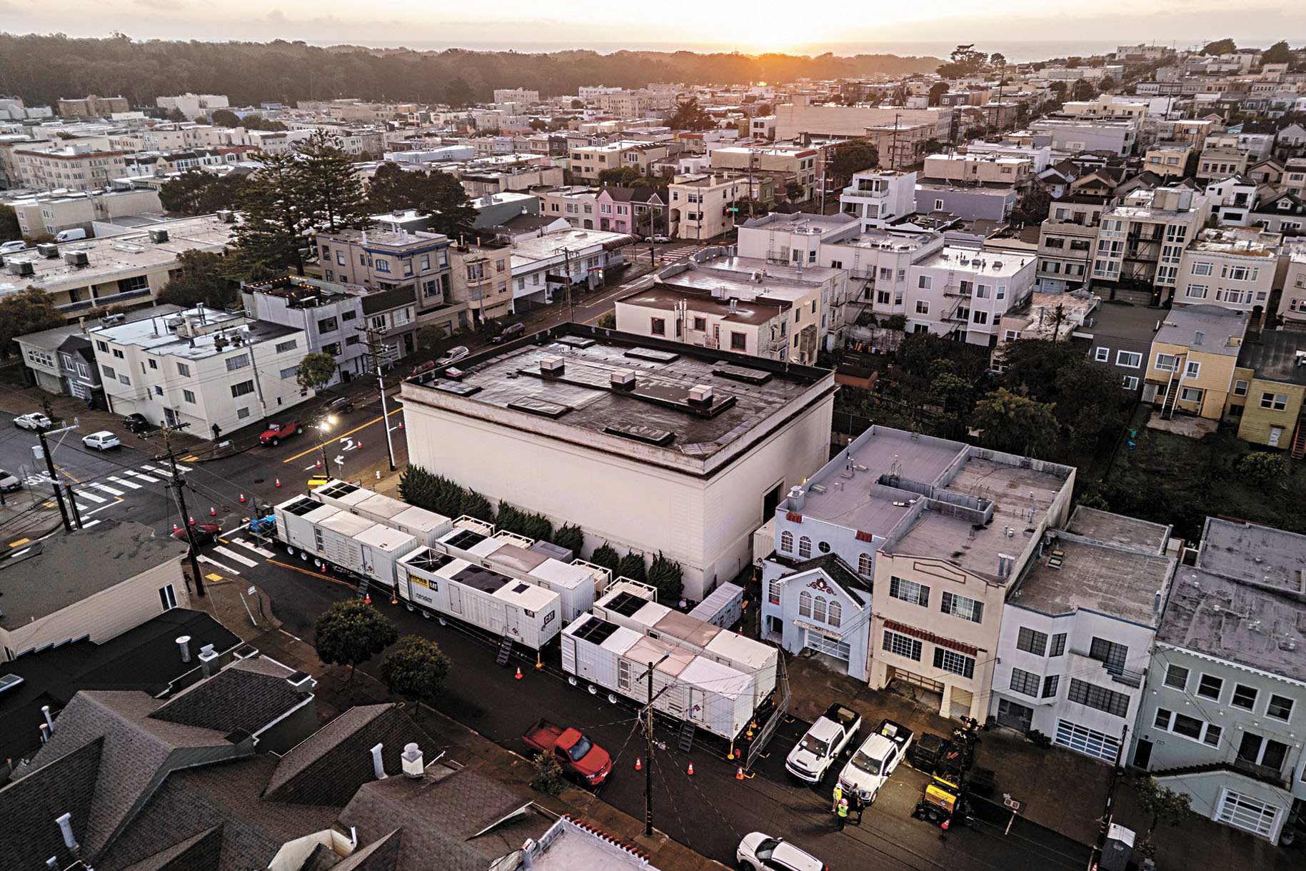 三藩市連續第二個周末停電，列治文區等社區6,000多戶受影響。圖為周五的航拍畫面，可見臨時發電機設於住宅旁。Stephen Lam/三藩市紀事報/美聯社