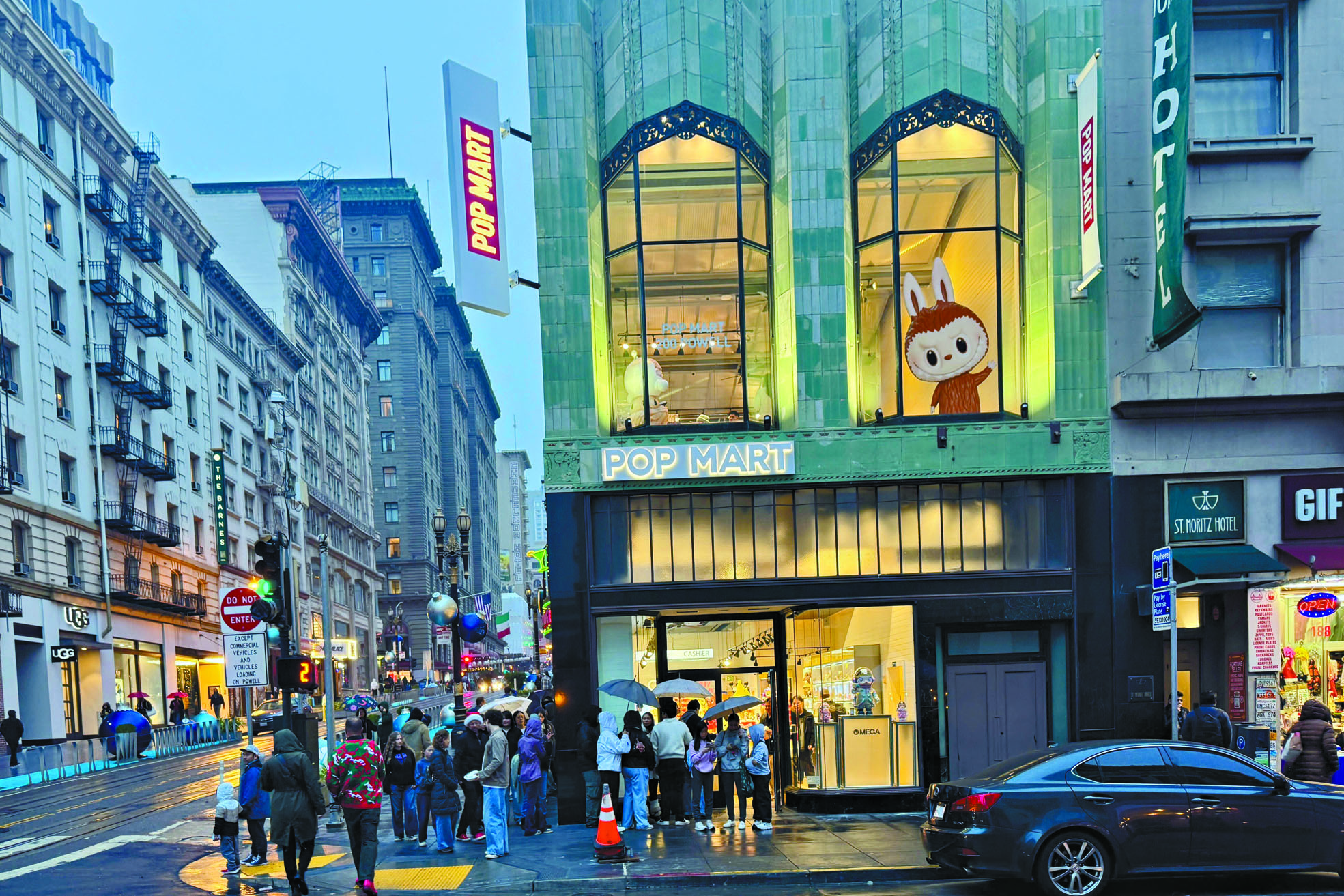 顧客周二在三藩市聯合廣場Pop Mart店外冒雨排隊，等候購買Labubu公仔。Aidin Vaziri/三藩市紀事報/美聯社