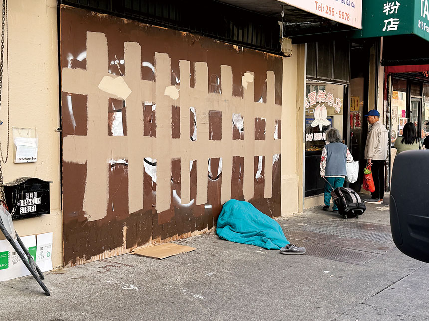 屋崙華埠白天街頭可見無家可歸者露宿於街道與騎樓下。記者陳程威攝
