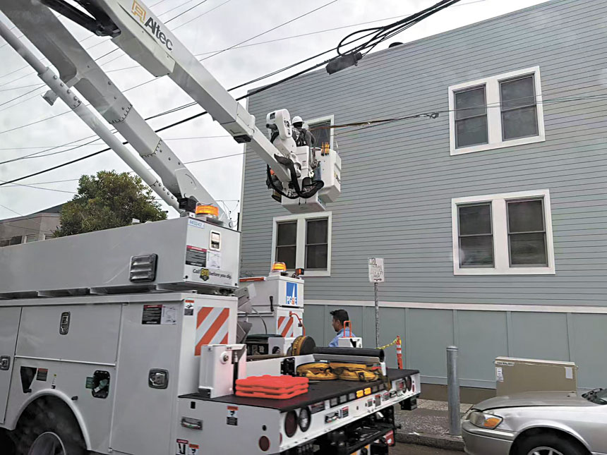 PG&E員工在維修電路。記者蘇婕雅攝