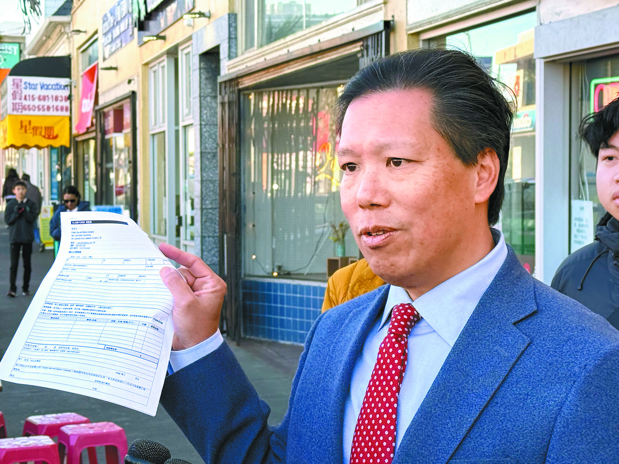 日落區居民李志威周一主持商戶記者會，要求太平洋煤電公司（PG&E）提高停電補償金額、改以現金賠償並提供中文索償協助。記者陳程威攝。