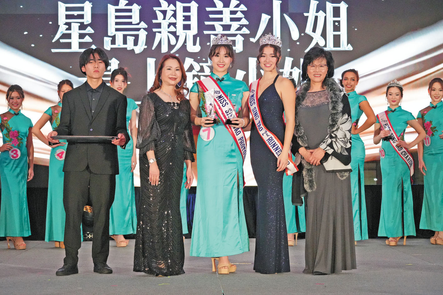 7月封面佳麗邵佳燁同時獲最上鏡小姐獎，由三藩市警察局高級分析師梁林靜宇（左一）、2022星島親善小姐季軍姜夢蕾（右二）、星島日報美西版總經理曹念秀（右一）頒獎。記者黃偉江攝