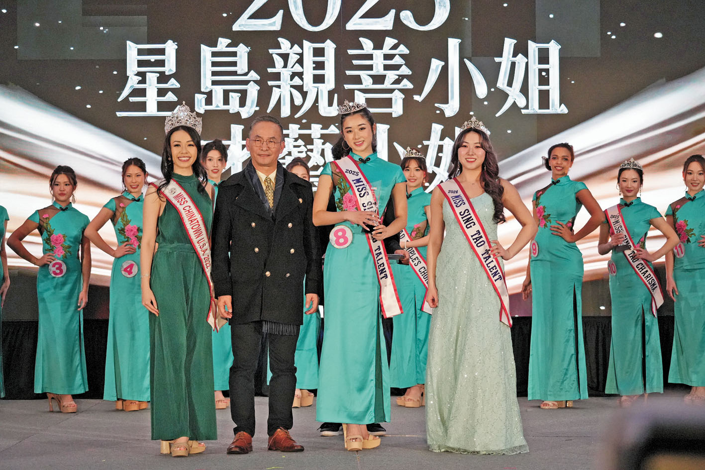 8月封面佳麗張韶葳獲才藝小姐獎，由2022全美華埠小姐女皇李詩濤（左一）、評委邵先生（左二）和2024星島才藝小姐梁嘉敏（右一）頒獎。記者黃偉江攝