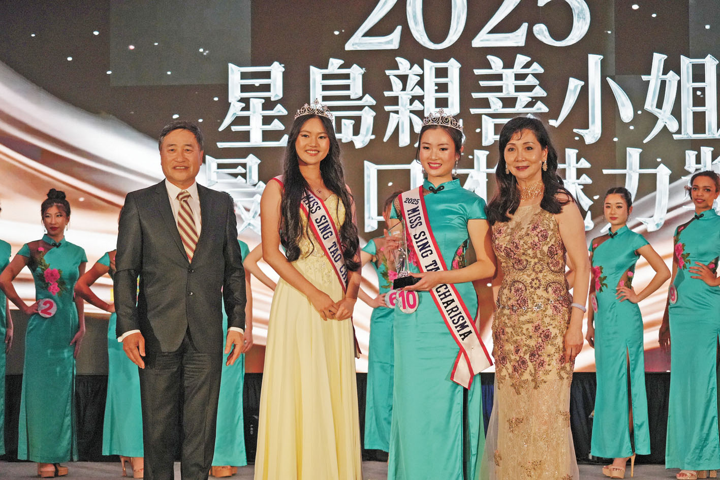 10月封面佳麗王思雅獲最具口才魅力獎，由東灣及華埠壽星樓養老院院長鄺東捷（左一）、2024星島親善小姐動感天使陶麗娜（左二）和星島日報美西版副總經理和廣告市場部總監董少英頒獎。記者黃偉江攝