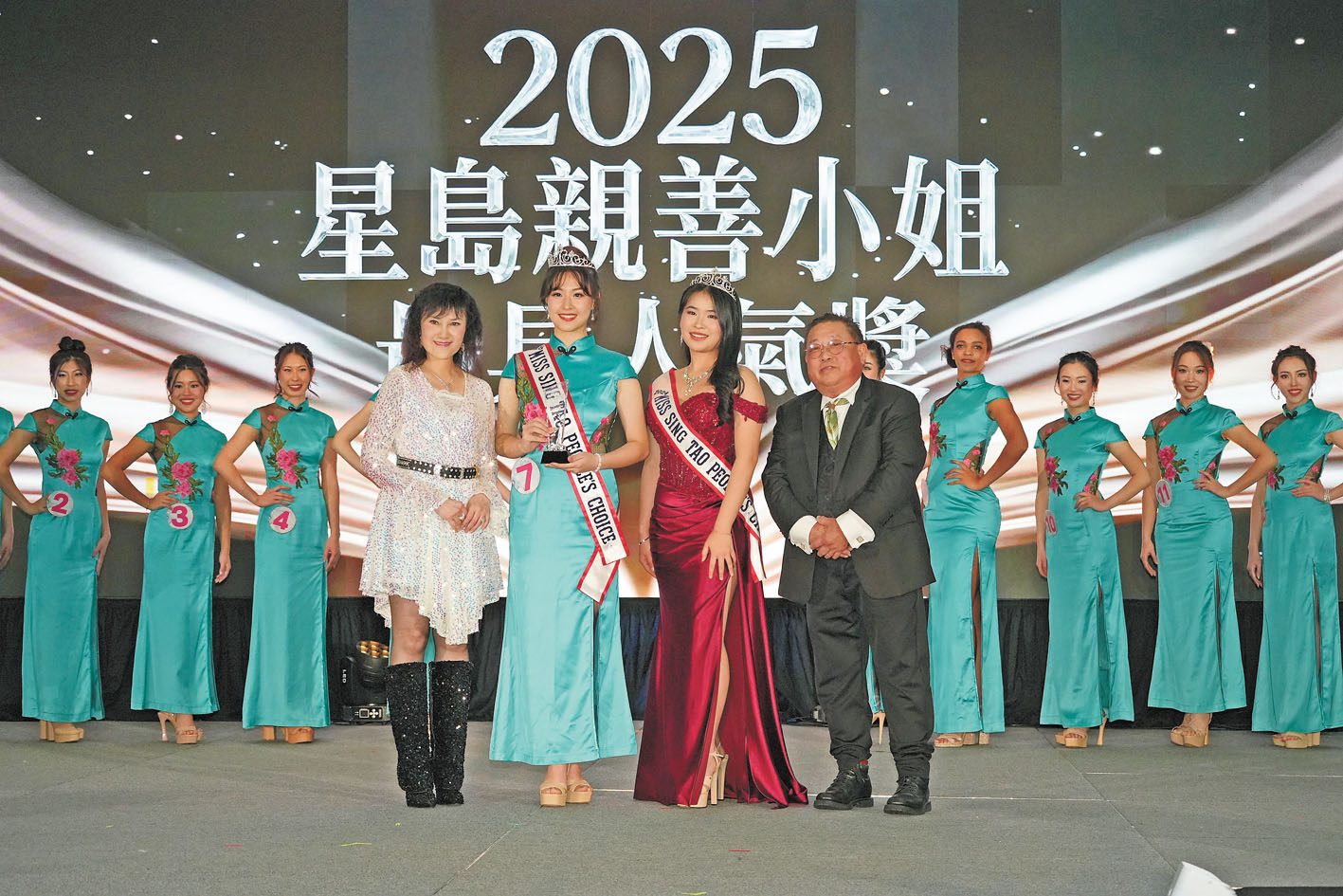 7月封面佳麗邵佳燁獲最具人氣獎，由評判田沐霖牙醫博士代表葉麗玲（左一）2024星島親善小姐人氣獎得主譚慧文（右二）和色色婚紗攝影行政總裁Sam Yu（右一）頒獎。記者黃偉江攝