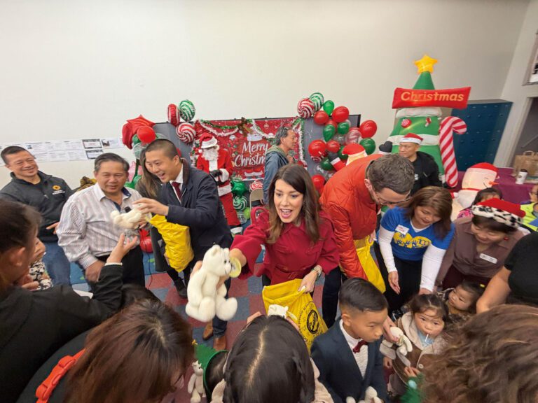 停電難阻聖誕老人   玩具派發如期進行