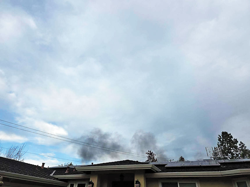 薩拉托加市華人Debora從家裡看到失火變壓站的黑煙。 Debora提供