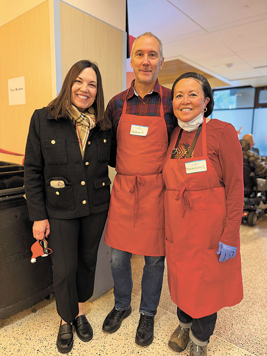 聖安東尼基金會營運總監 Laura Flannigan(左一)與義工一同投入派餐服務。記者蘇婕雅攝