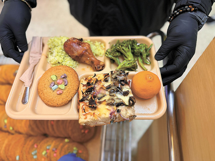 今年聖誕餐點包括韓式風味雞腿、香菜青檸米飯及蔬菜佛卡夏麵包,團隊提前數周準備,兼顧營養與文化多元。記者蘇婕雅攝