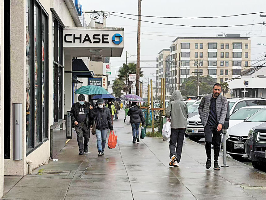 灣區大部份城市以零星陣雨為主，但降雨加上強風將延續至聖誕節。記者蘇婕雅攝