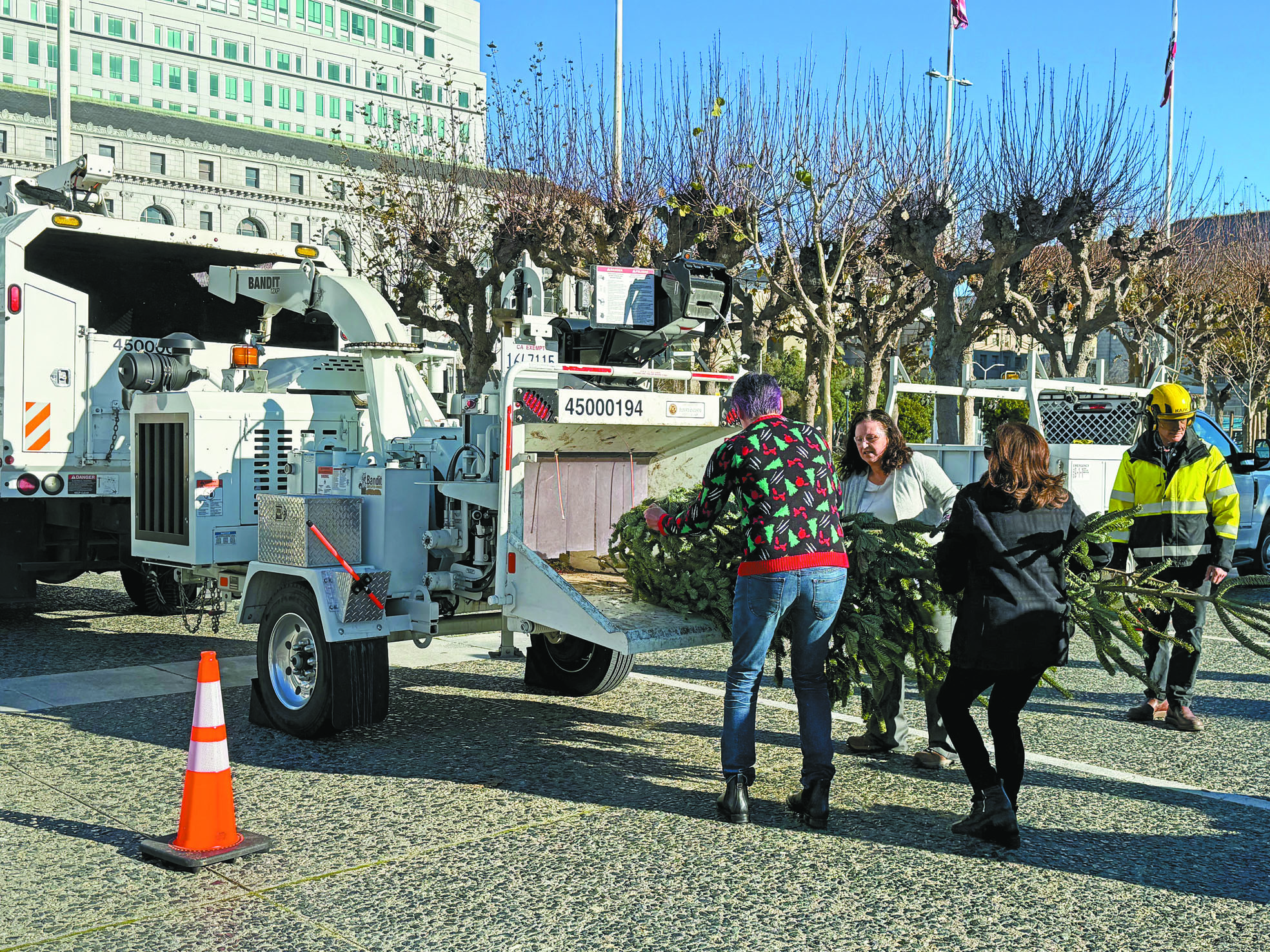 三藩市市府昨日在市政廳前廣場示範聖誕樹回收處理作業，宣布年度回收計劃正式啟動。記者陳程威攝
