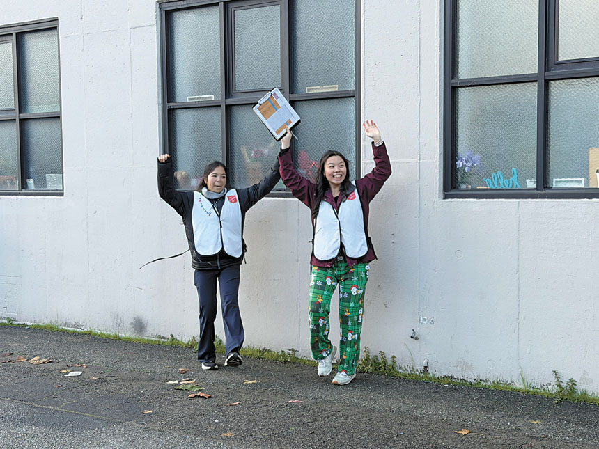 兩位救世軍的青年義工以舞蹈的方式歡迎其它送餐義工的到來，讓寒冷的冬天增添不少溫暖和熱鬧。記者蘇婕雅攝