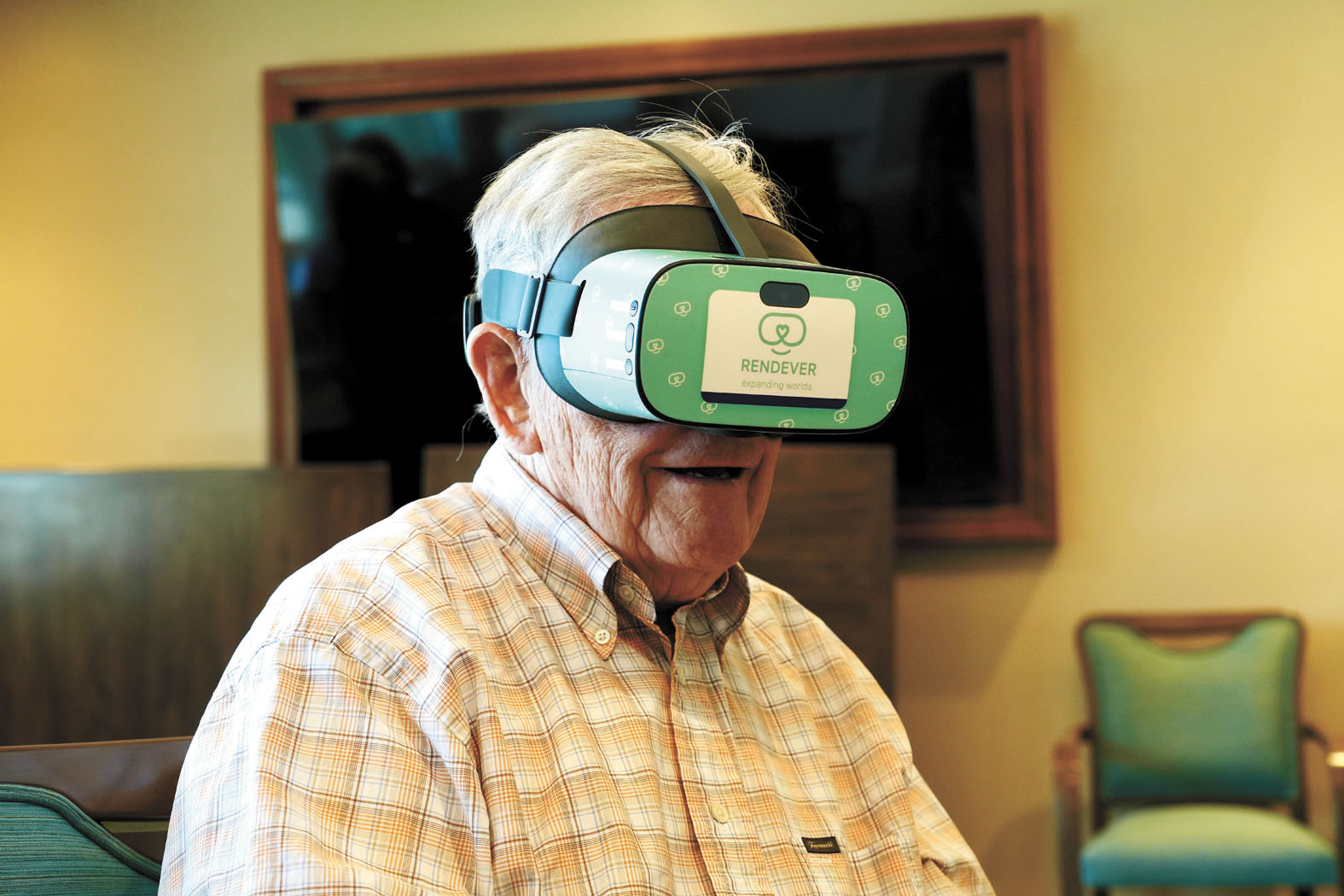 古柏蒂奴（Cupertino）退休社區The Forum at Rancho San Antonio住客Jim Holtshouse，戴上Rendever虛擬實境（VR）眼罩觀看影片。美聯社