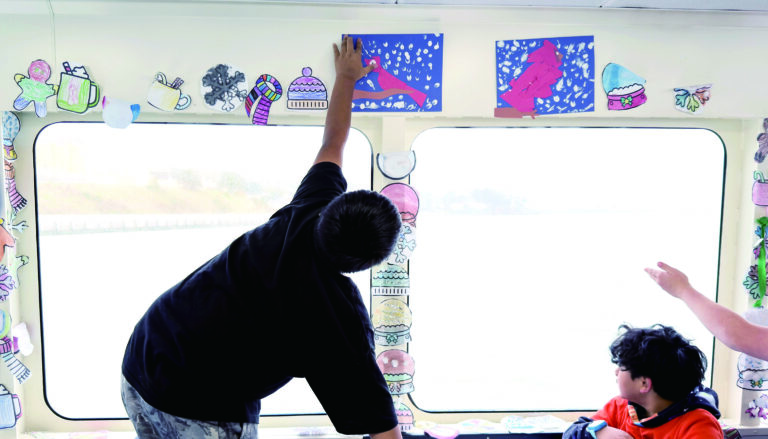 小學生裝飾金門渡輪迎節日