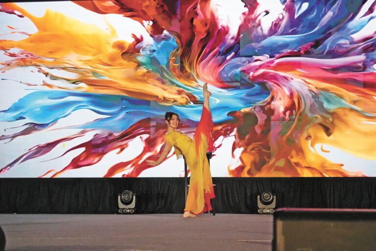 蕙心蘭質新一代 玉貌才情聚此身