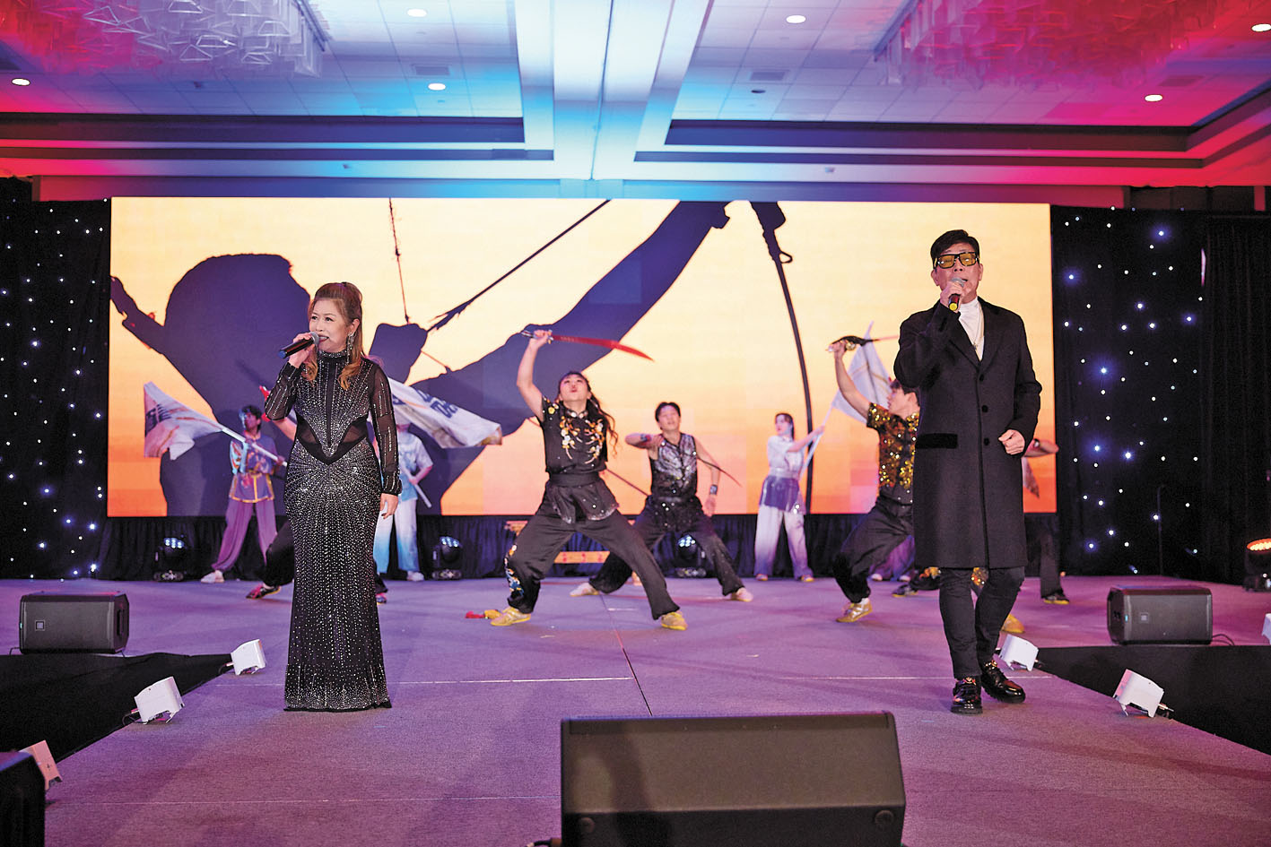 美國華隆匯協會會長灣區校長馮國超（右）和音樂藝術顧問李咏紅獻唱。