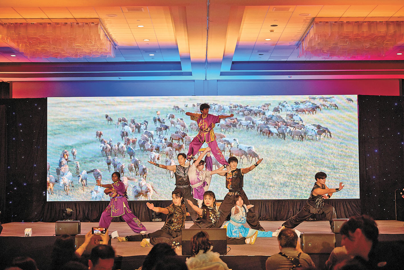 孟全勝功夫學院學員開場功夫表演。