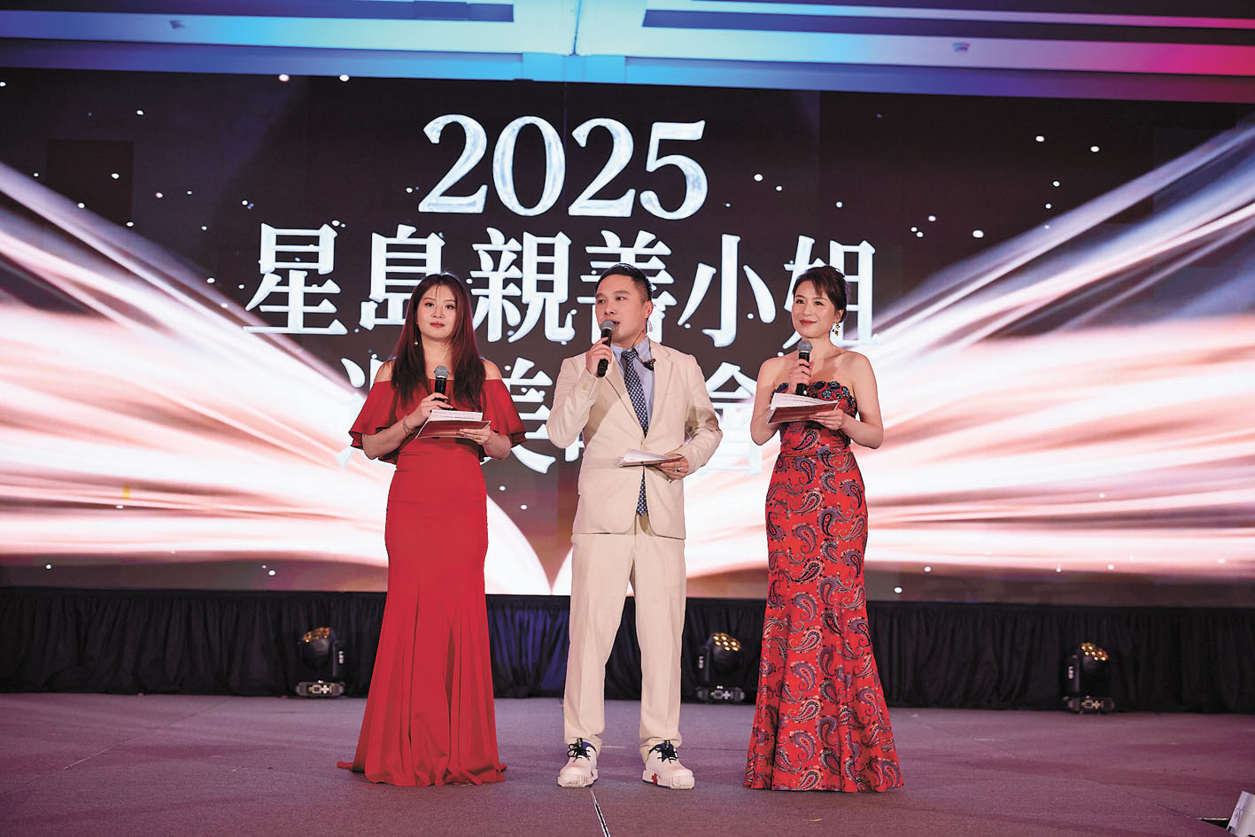 三位大會司儀（右起）沈琛琛、粵語台副總監麥翔雄和國語台主持人曾秀媛。