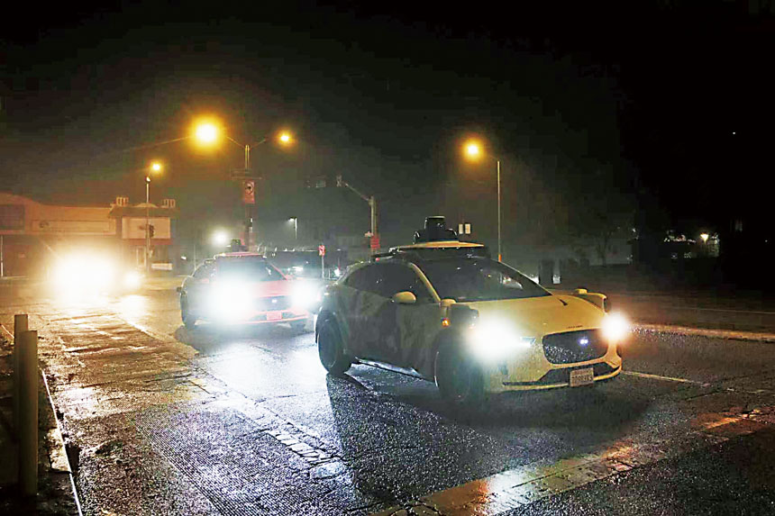 周六晚停電導致交通燈失靈，一輛Waymo無人車在路口停滯不前。美聯社