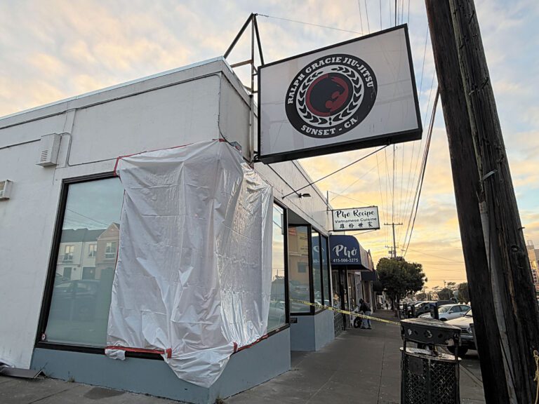 日落區交通意外  郵政車後滑撞牆