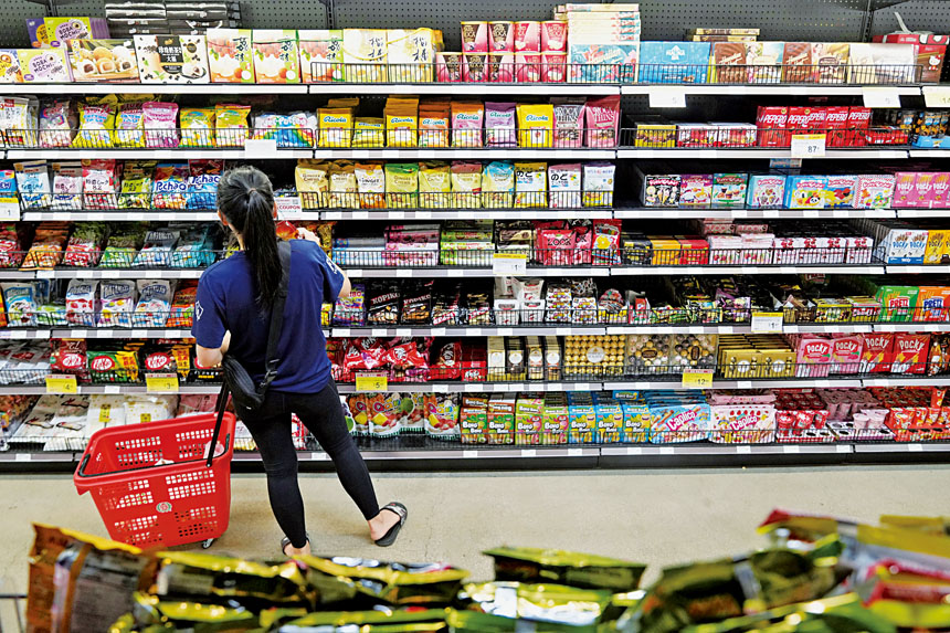 2025年食品雜貨價格漲幅居首。美聯社資料圖