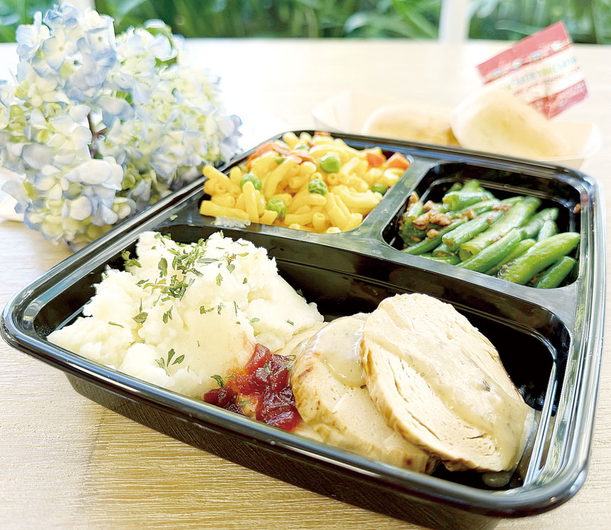 北加福智感恩節、聖誕節期間送出的火雞套餐。記者王蔚攝