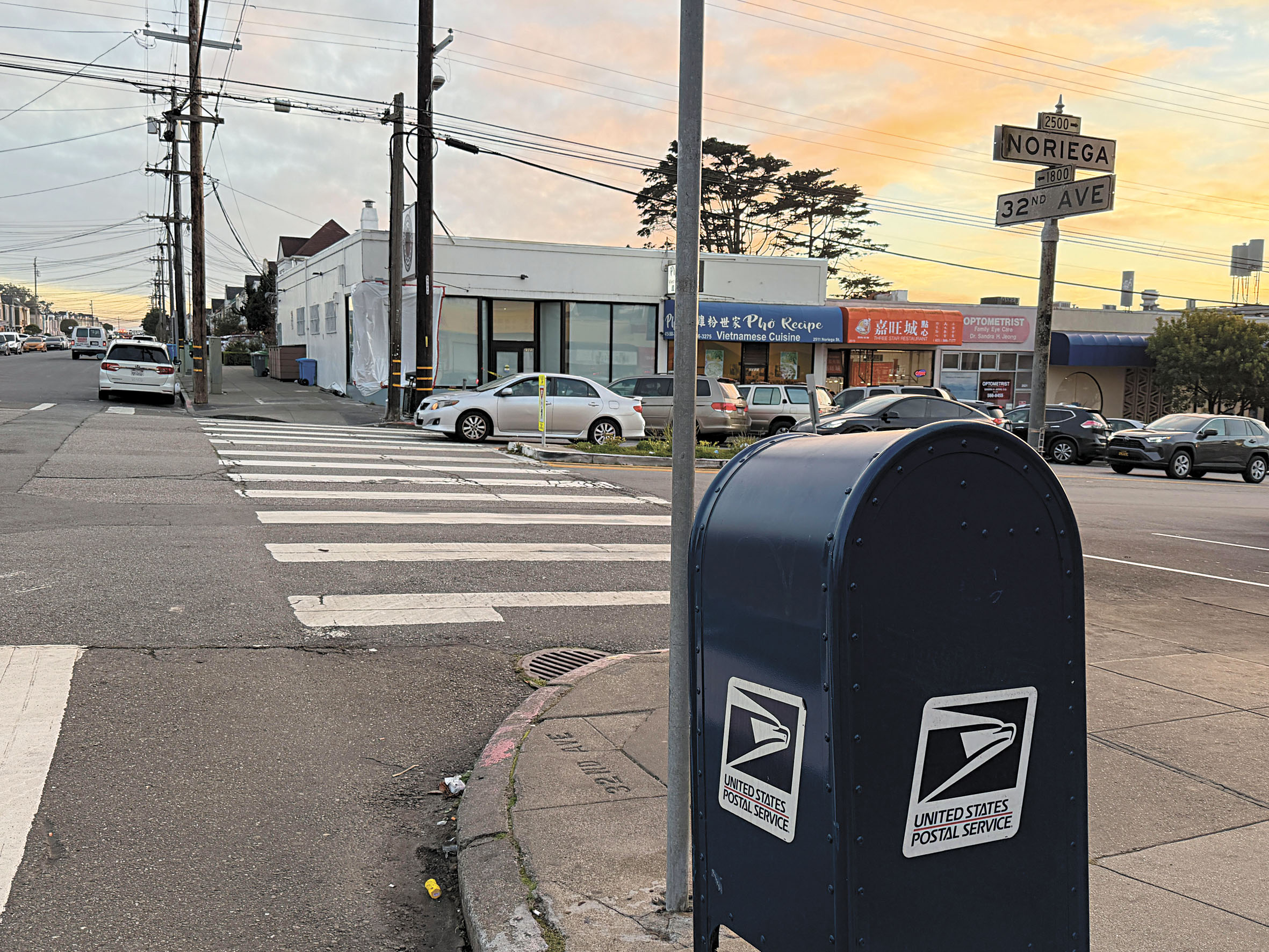 事故地點位於下坡路段的街角位置，附近設有郵政信箱與斑馬線。記者蘇婕雅攝