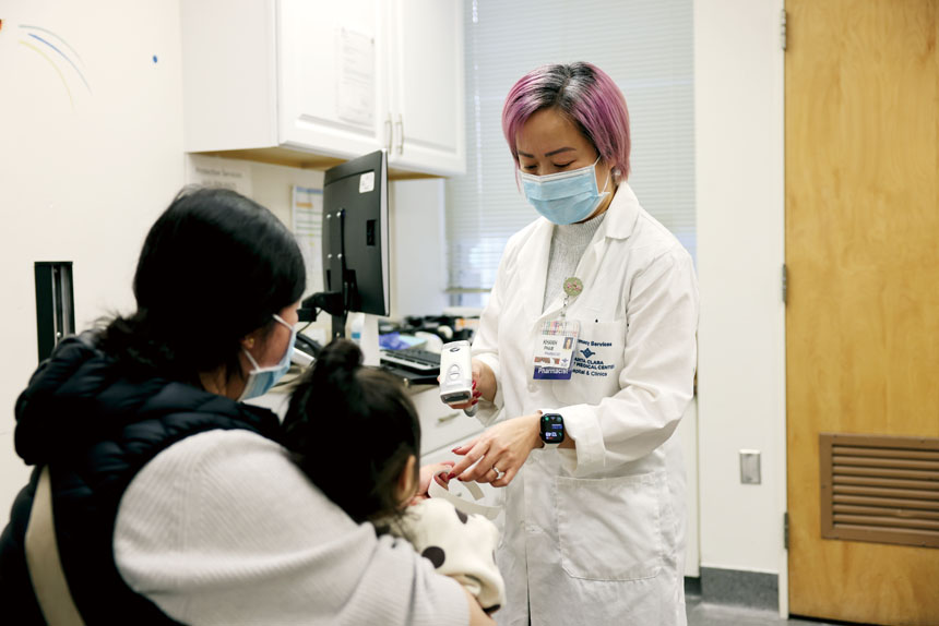 一名20個月大的女嬰12月22日在位於聖荷西的Lenzen藥房接種疫苗,這是南灣首家為6個月及以上的嬰幼兒接種疫苗的藥房。聖縣公共衛生局局提供
