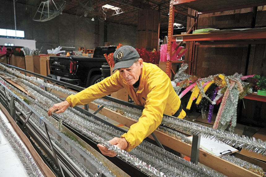 Lee Display行政總裁拉蒂諾操作機器製作人造聖誕樹。美聯社