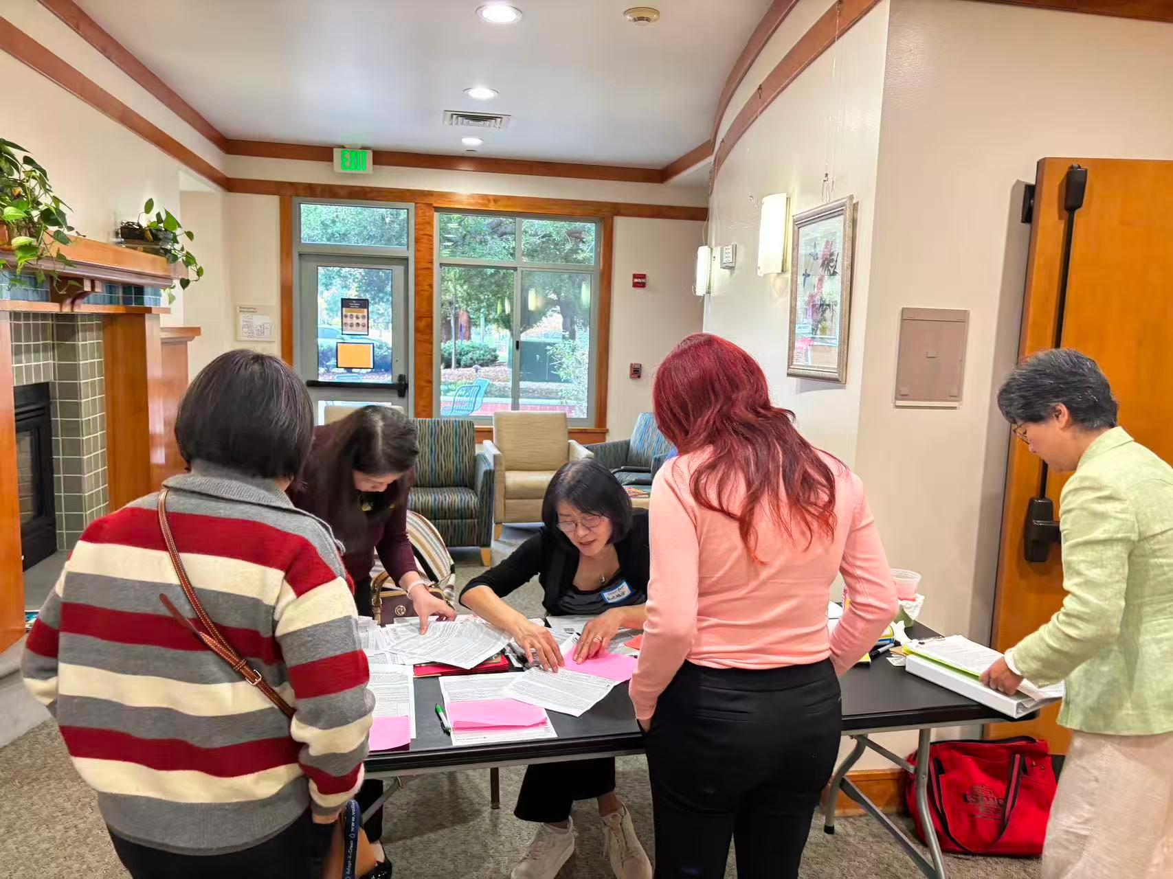 Alice Wei在矽谷古柏蒂奴(Cupertino)市老人中心收集連署簽名。Alice Kwei提供