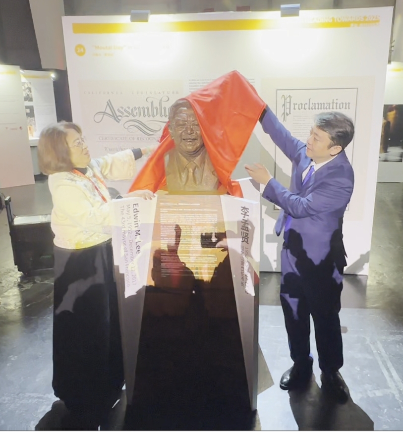 茅台集團副總經理張貴超(右)和李孟賢夫人李林進敏共同為雕像揭幕。本報記者攝