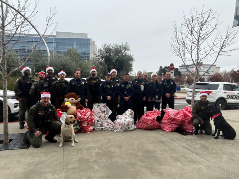 聖縣警消扮聖誕老人  奔赴醫院慰問小患者