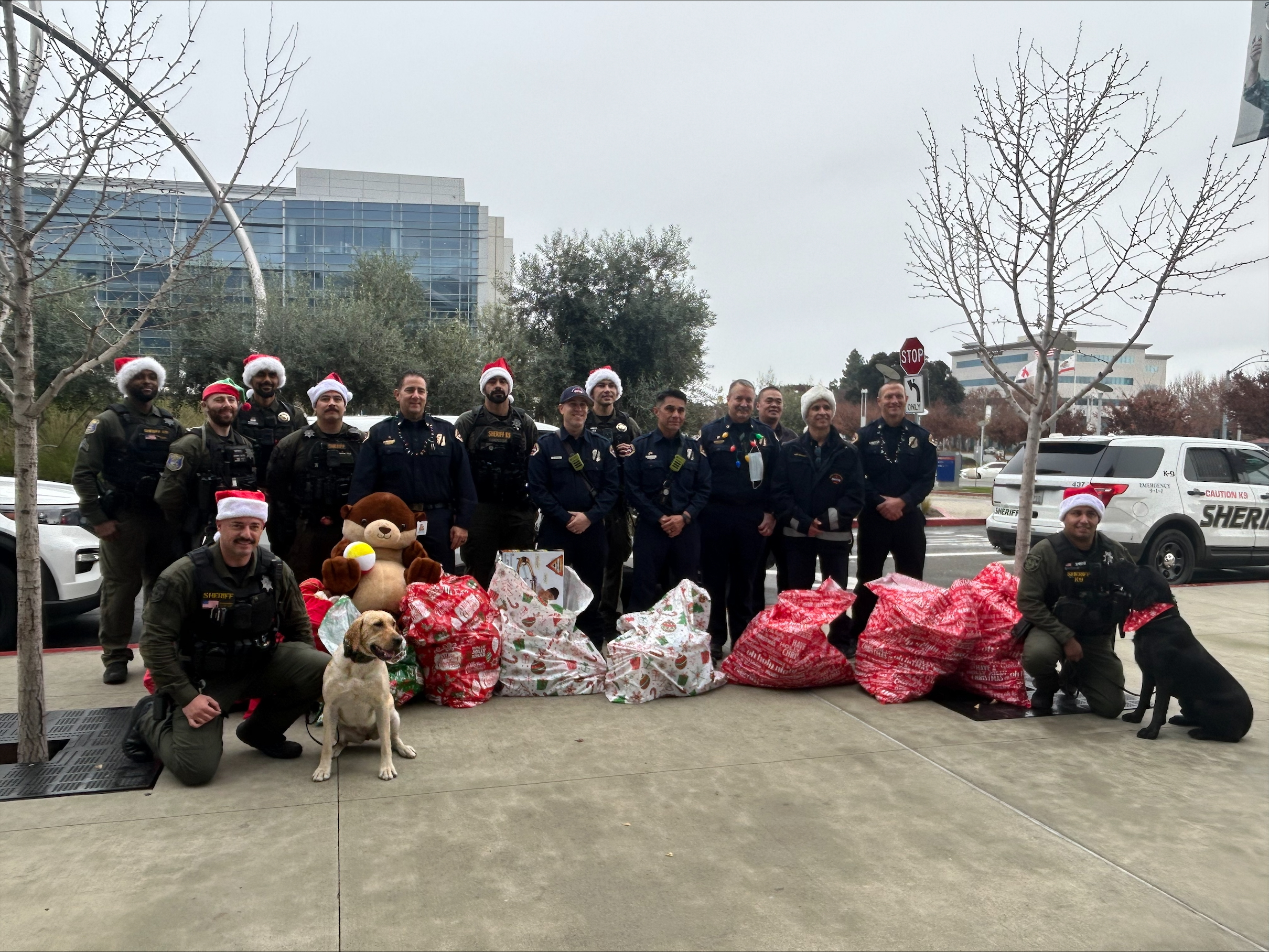 聖縣警消扮聖誕老人 奔赴醫院慰問小患者 聖縣警消扮聖誕老人 奔赴醫院慰問小患者