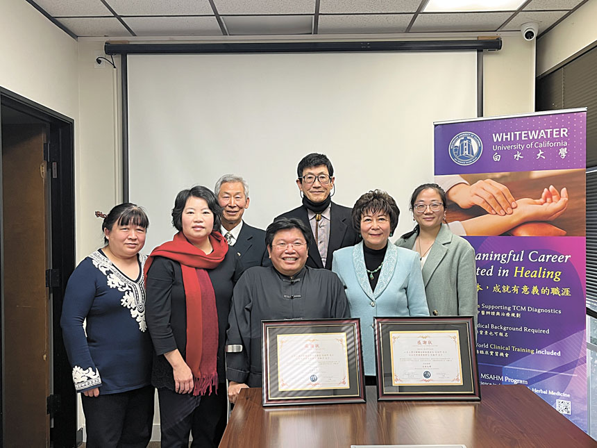 吳睦野（後排中）、吳毓苹（前排右二）向黃彥豪（前排右三）捐贈。記者王蔚攝