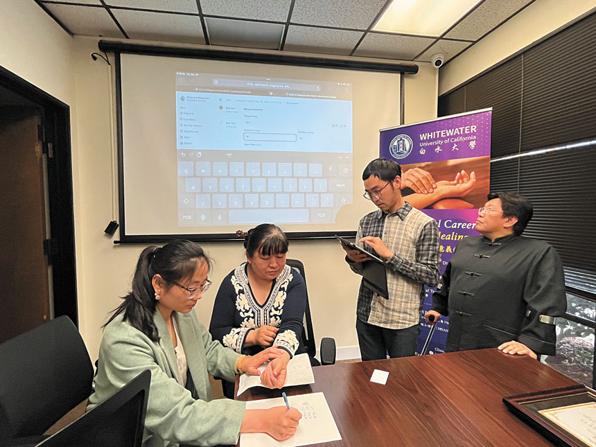 白水大學老師演示AI診斷程序。記者王蔚攝