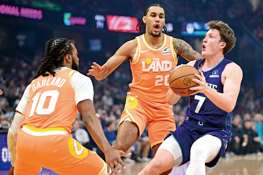 克努佩爾(右)在場上的表現,球迷有目共睹。路透社