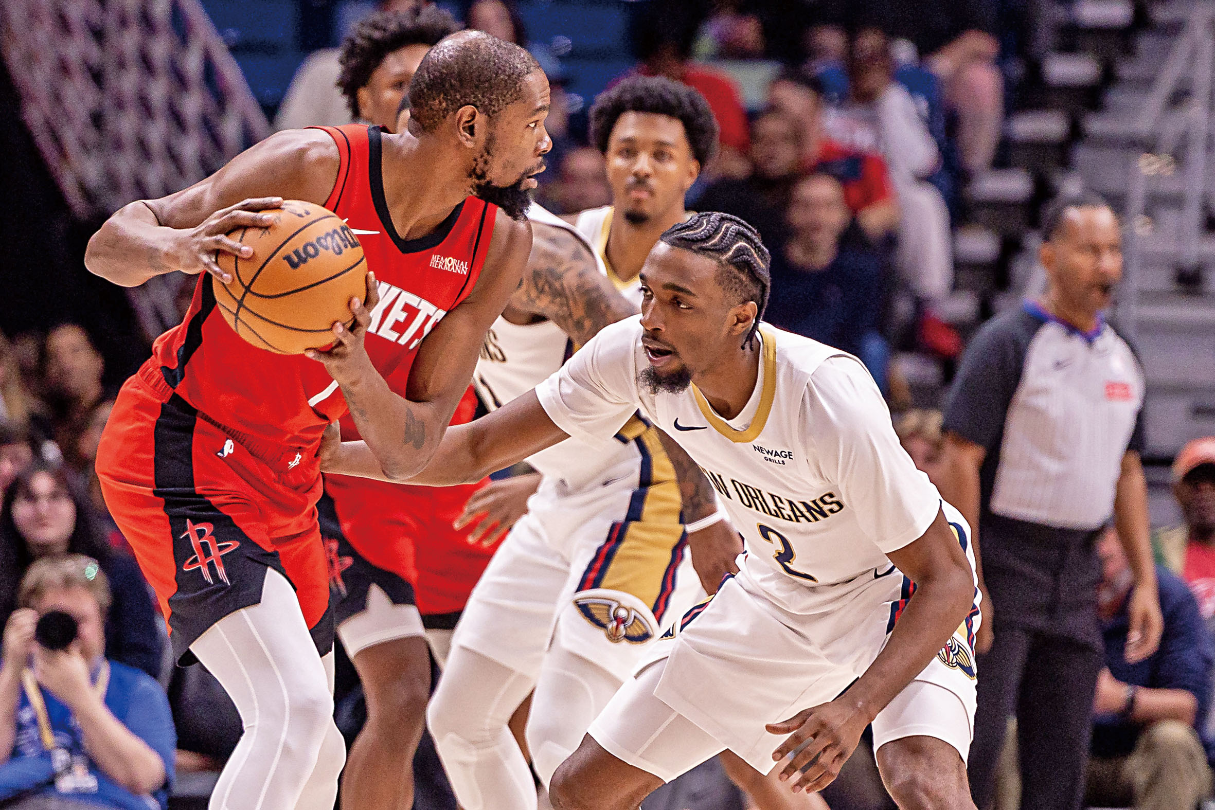 杜蘭特（左）老當益壯，在加盟火箭後漸入佳境。路透社