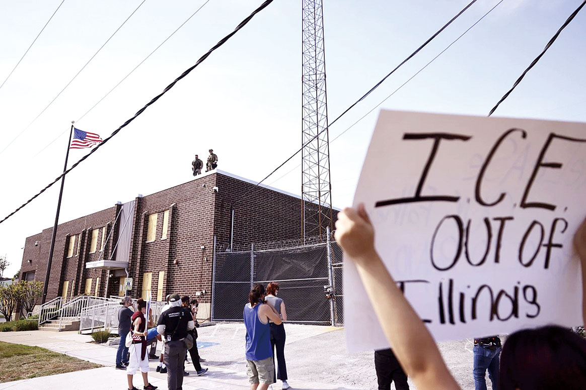 民眾月前在芝加哥拘留中心外抗議。美聯社