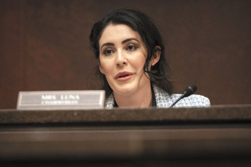 佛州聯邦眾議員盧娜宣布，計畫提出立法，對移民進入美國實施臨時暫停措施。該提案被稱為「移民暫停令」，將暫緩新的入境申請。美聯社