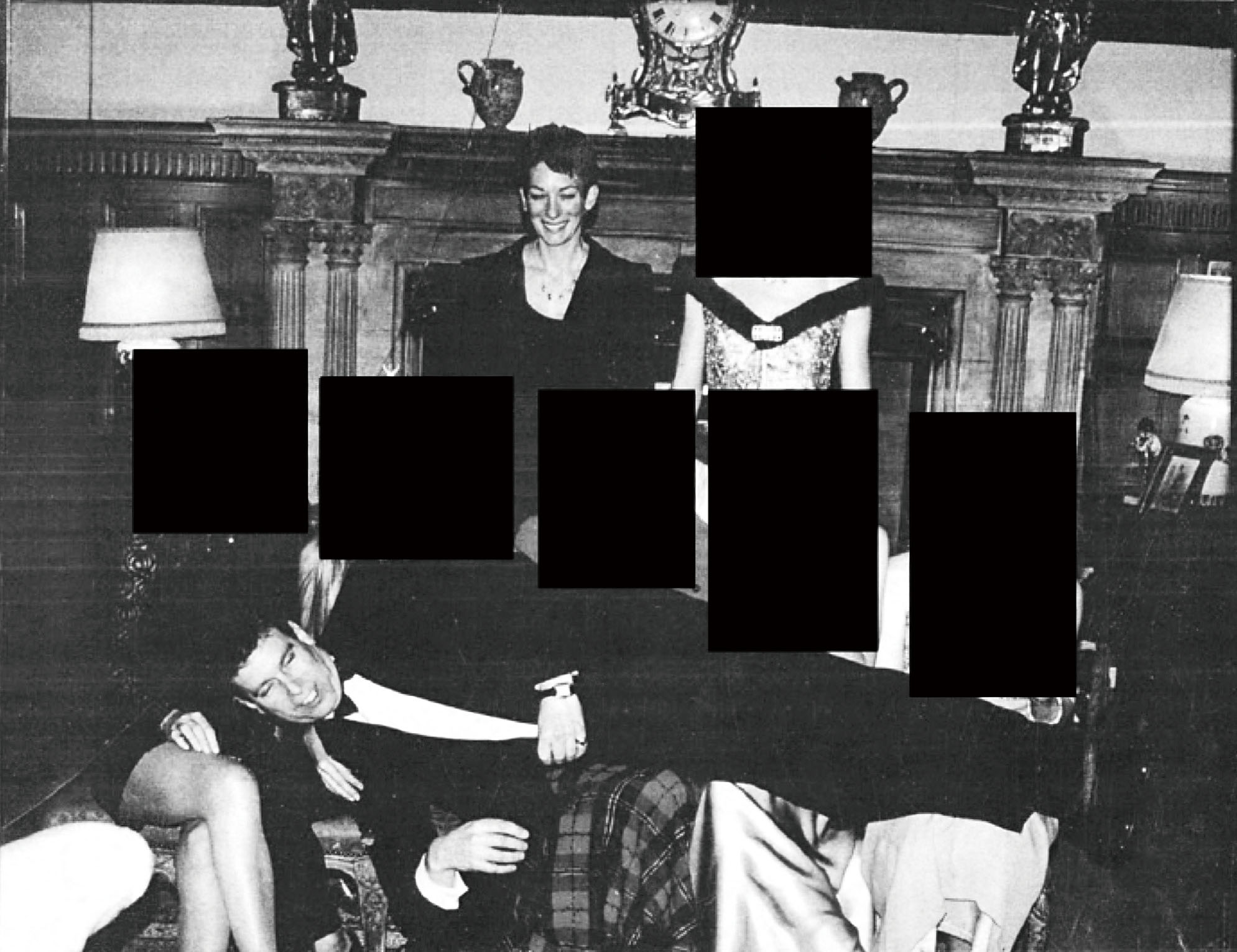 司法部公開一張經遮蓋處理的黑白照片，安德魯王子橫躺在多名女子腿上，麥克斯韋爾站在背後微笑。司法部/美聯社