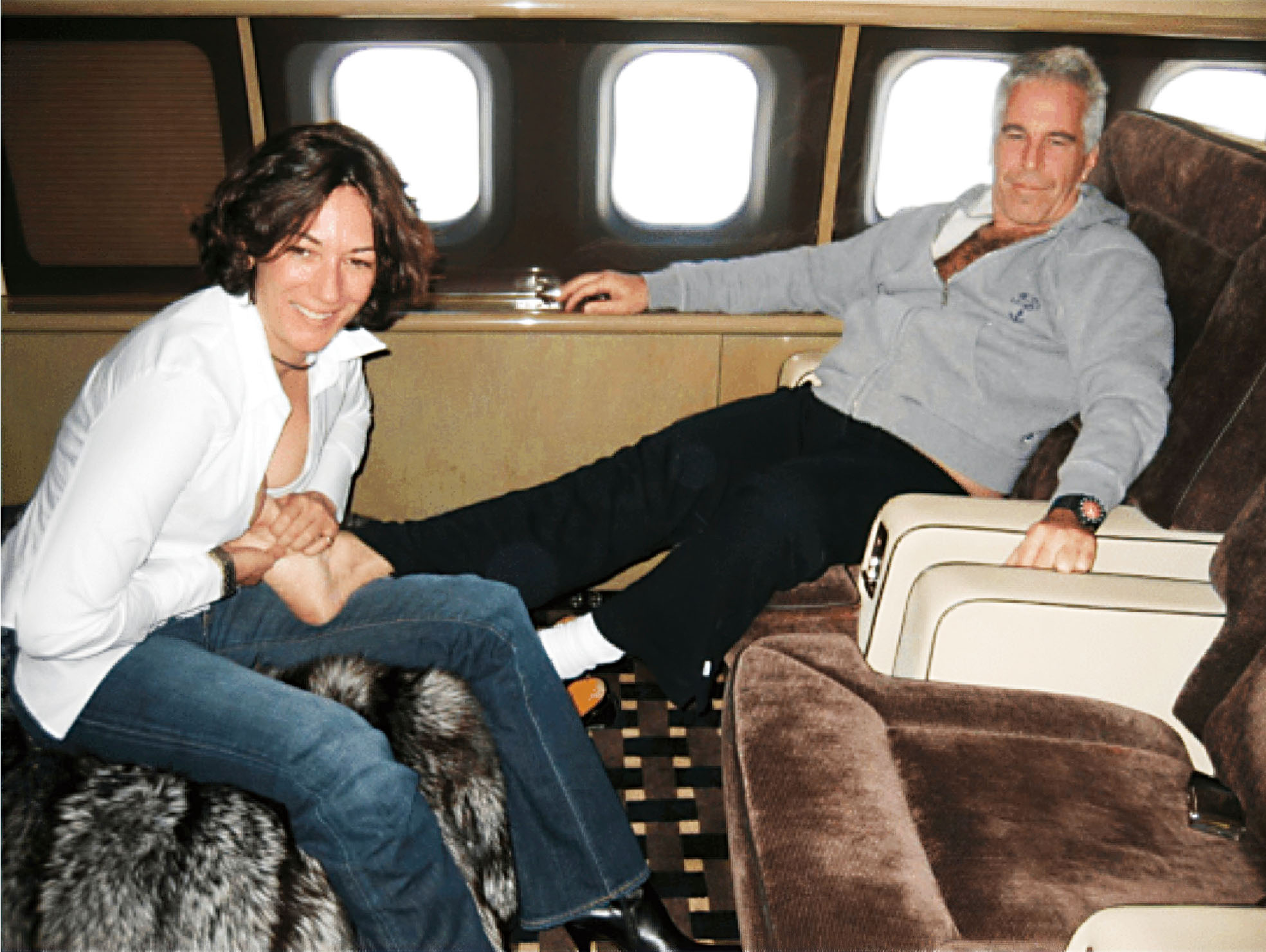 司法部公開的一張未註明日期照片中，麥克斯韋爾正在為愛潑斯坦揉腳。司法部/美聯社