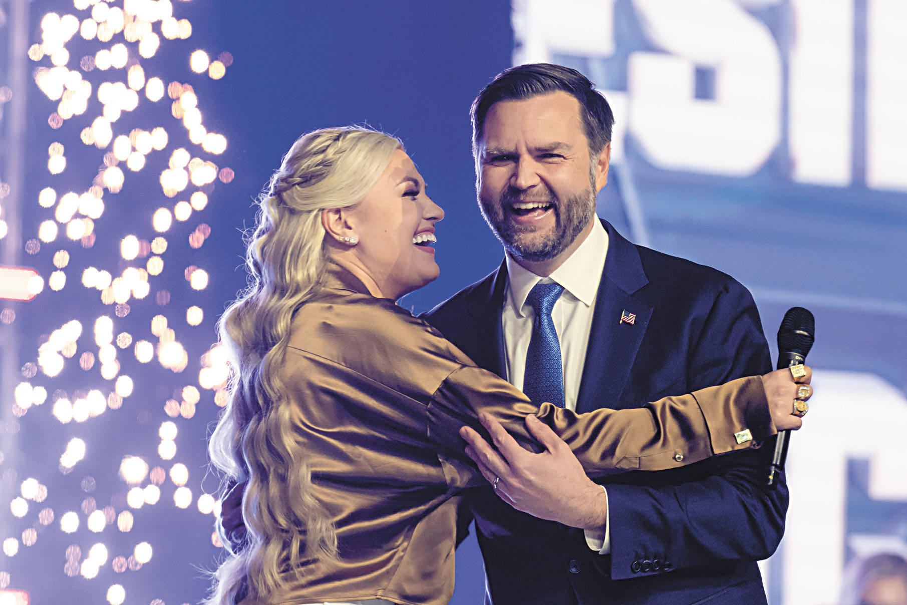 在鳳凰城舉行的「美國轉折點」組織2025年美國節上，艾瑞卡柯克與副總統萬斯握手致意。美聯社