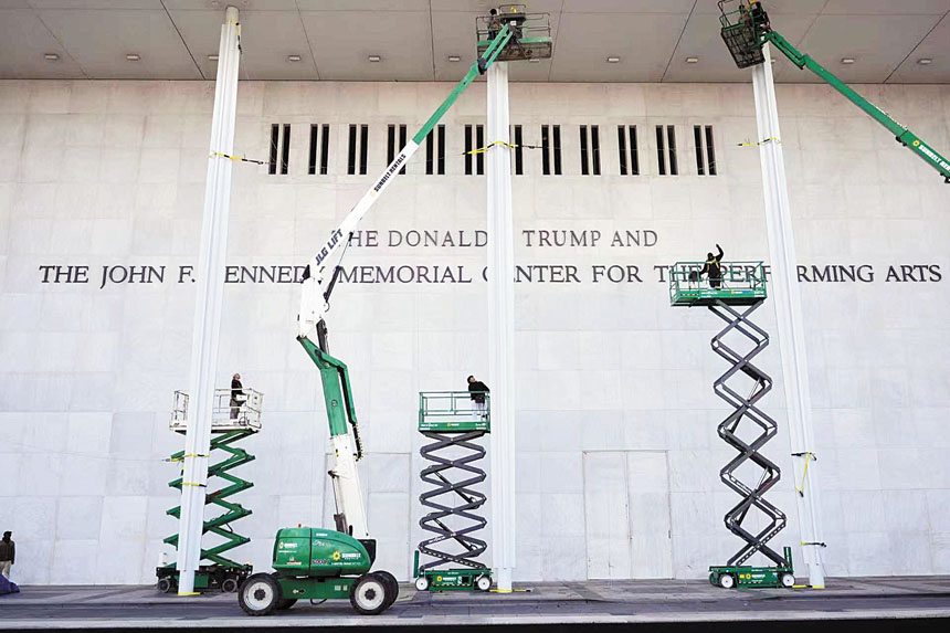 華盛頓的甘迺迪中心12月19日揭開新的標誌——「唐納德·J·特朗普和約翰·F·甘迺迪表演藝術紀念中心」。美聯社