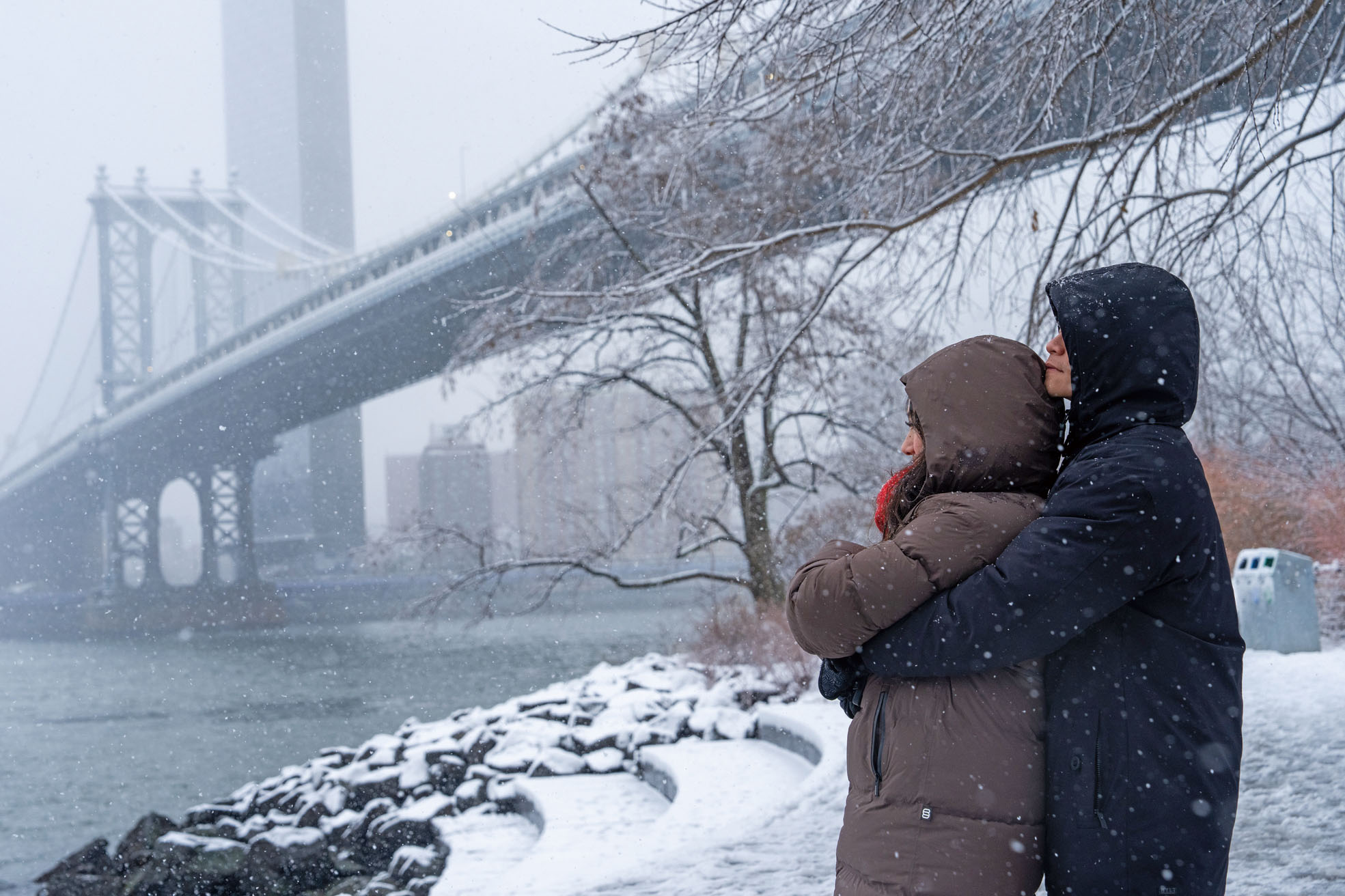 紐約州及新澤西州迎來今冬首場大規模暴風雪。圖為日前一對情侶在曼哈頓橋前賞雪。美聯社