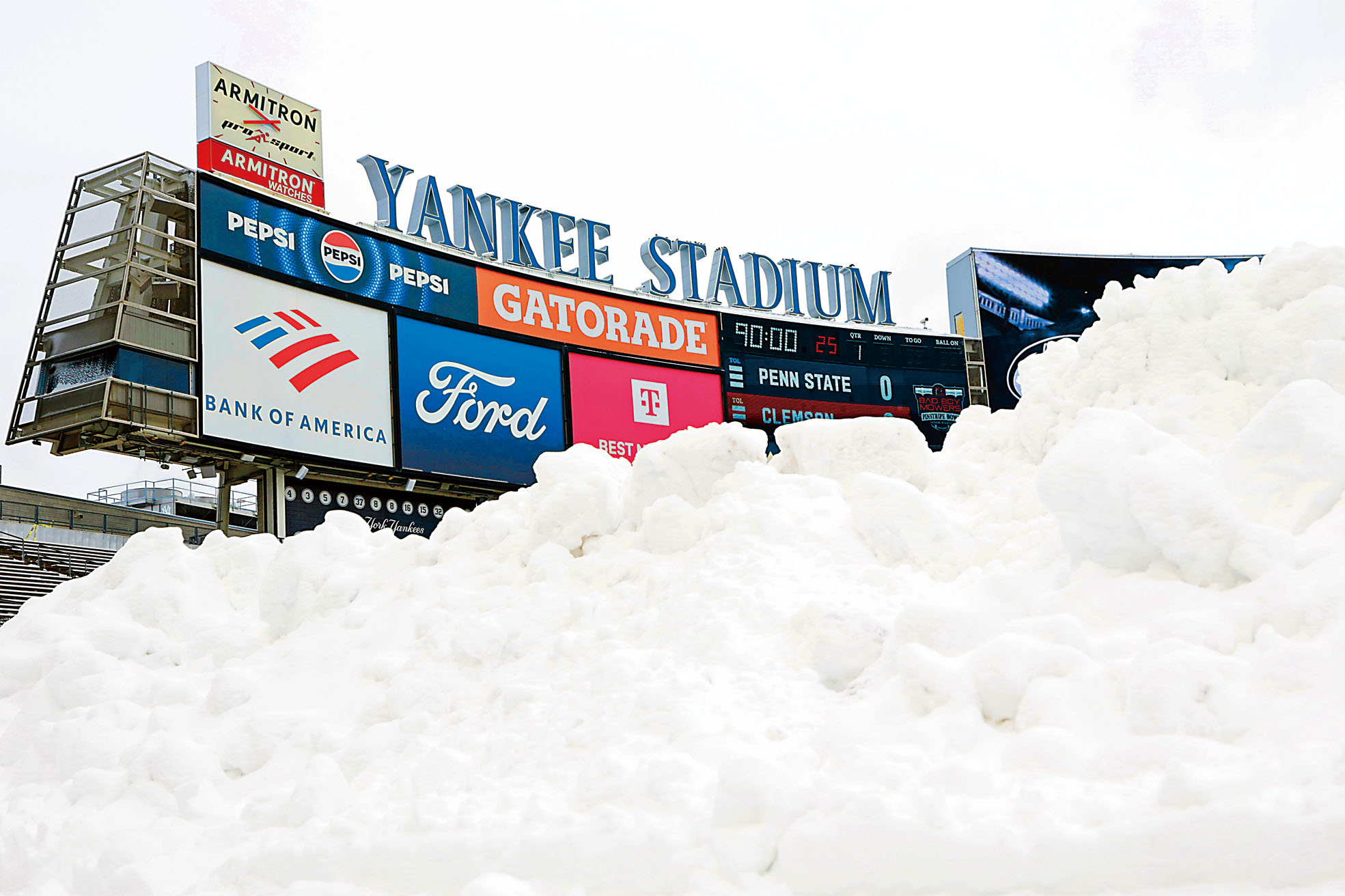 紐約洋基球場27日舉行比賽前，球場上可見積雪。美聯社
