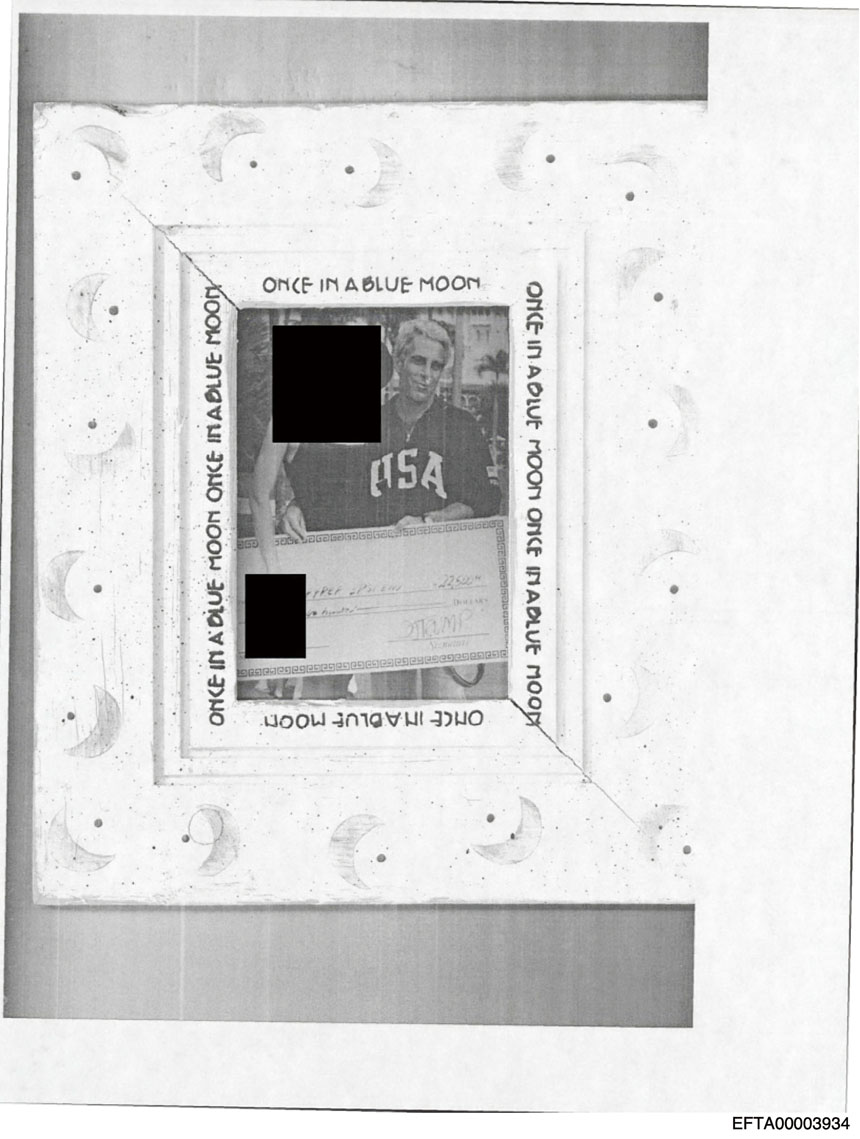 司法部公布的一張未註明日期的照片顯示，愛潑斯坦手持一張附有特朗普簽名的大支票。司法部/美聯社