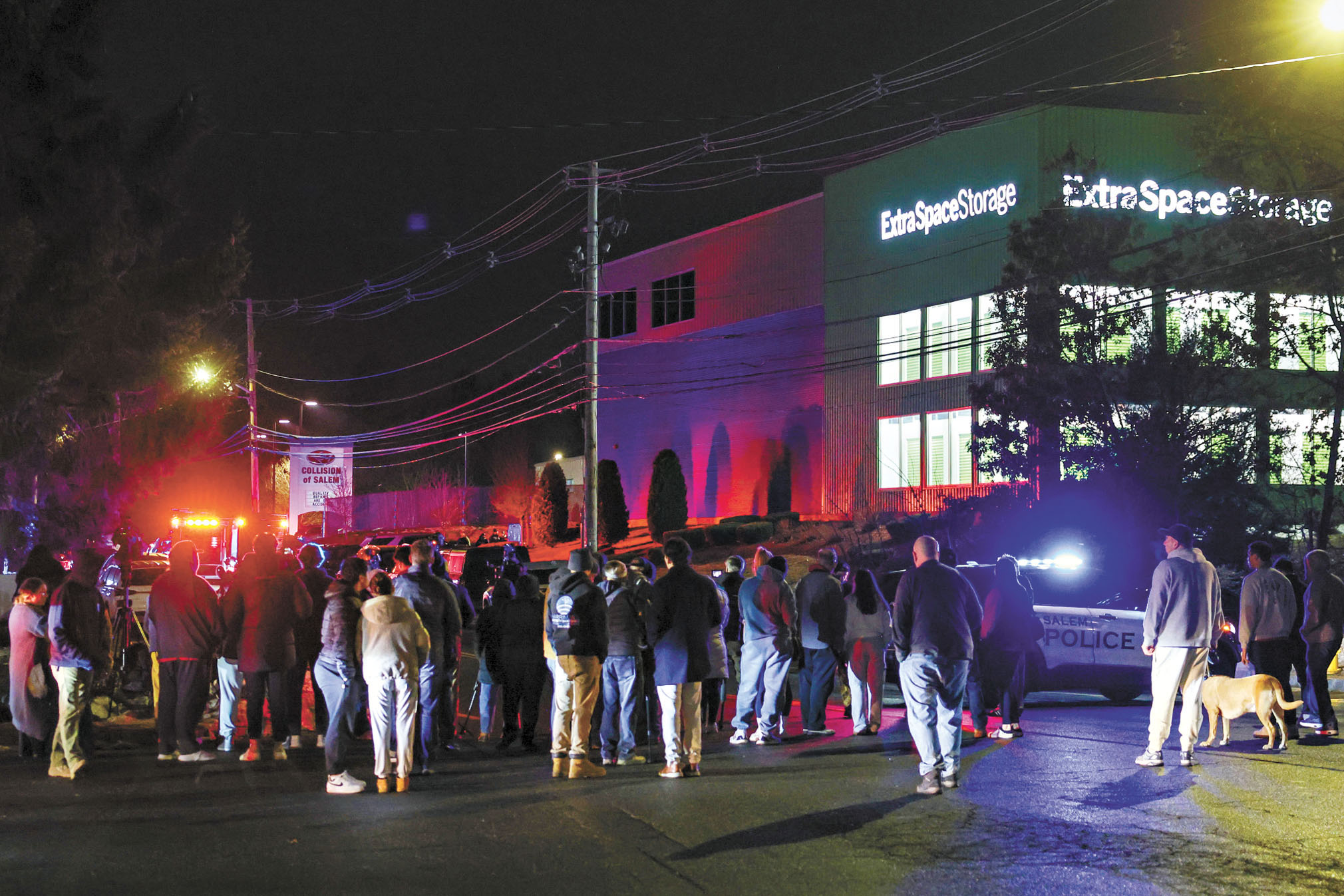 民眾18日晚聚集在發現疑兇陳屍的新罕布什爾州儲物設施外。美聯社