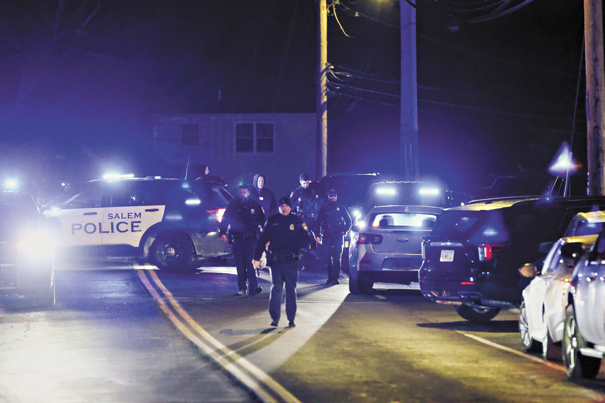 執法人員18日在新罕布什爾州薩勒姆(Salem)一帶搜尋布朗大學槍擊案疑兇。美聯社