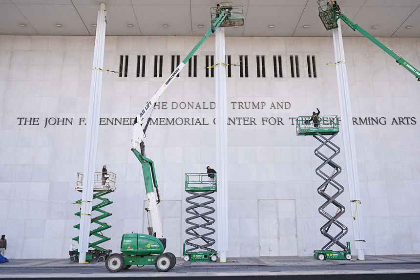 甘迺迪中心外牆加特朗普名字